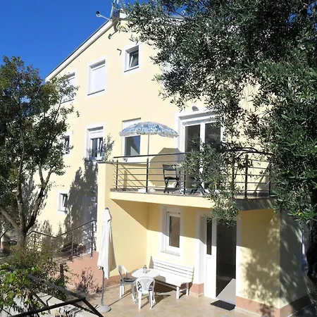 Mit Balkon Fuer Drei Personen By Interhome Appartamento
