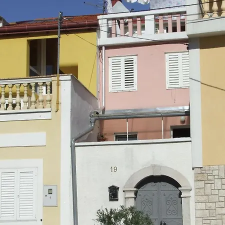 Mit Balkon Fuer Drei Personen By Interhome Apartmán *